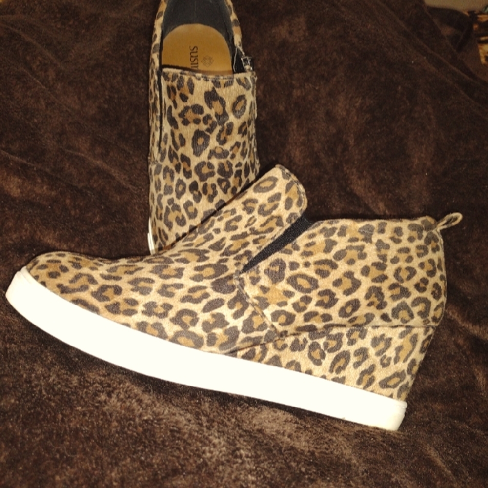 Susina wedge sneakers SZ 9 leopard print suede